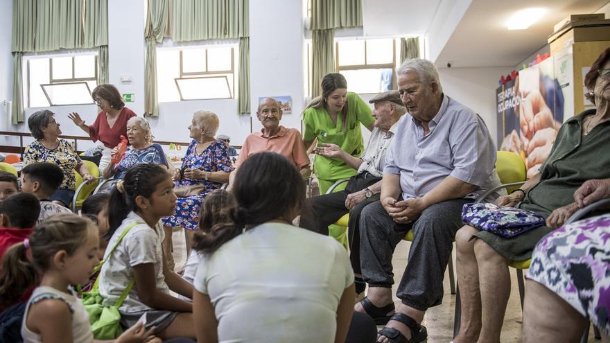 Un abrazo entre dos generaciones en Cáceres