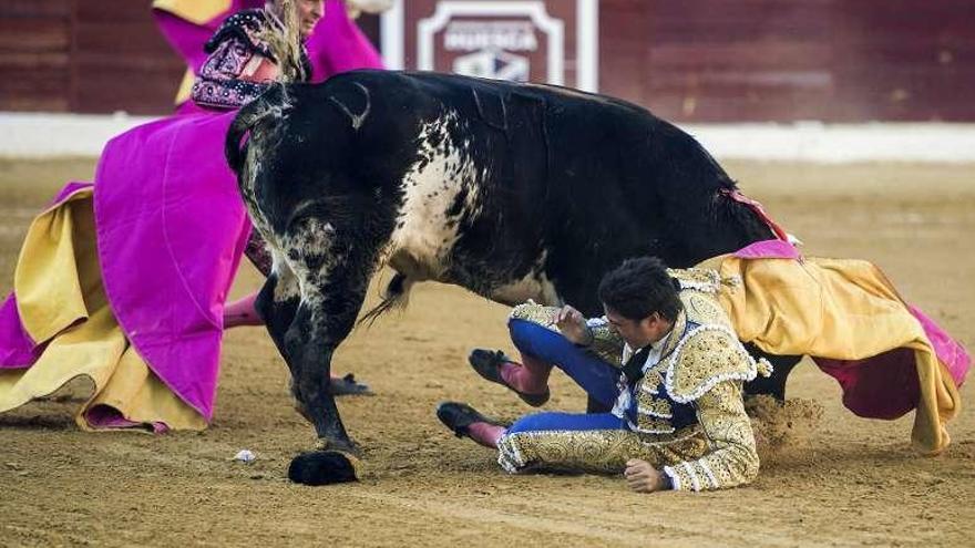 Rivera Ordóñez, en el momento de la cogida. // Efe