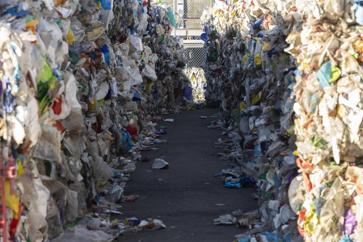 Balas de film y de plástico mezcla en la planta de reciclaje de Torrent de SP Berner.