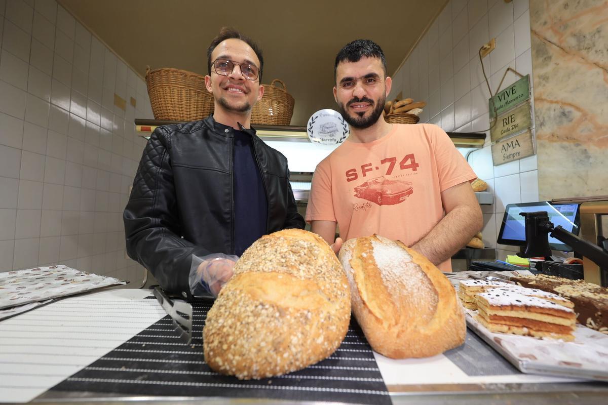 Mohammad y Nasrullah regentan el obrador del Forn de Garrofa