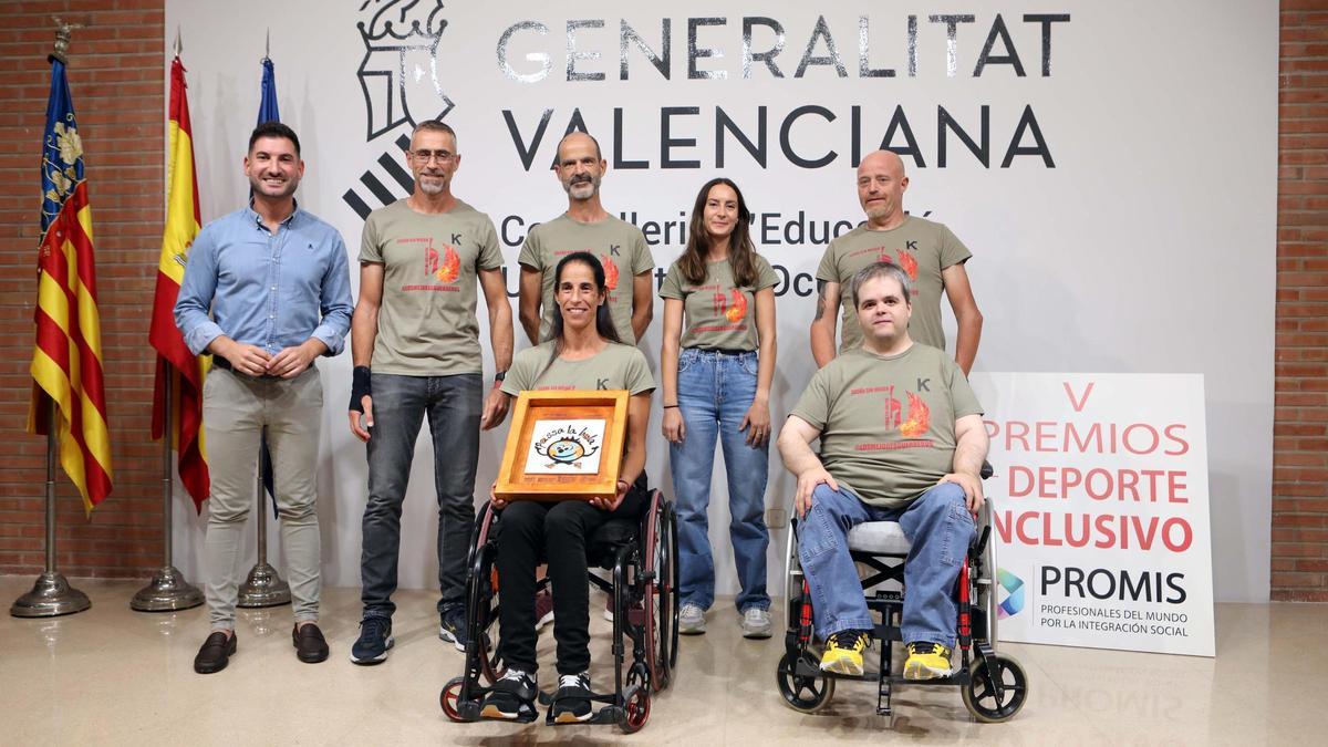 Inma Boscá, en la silla de ruedas, con el equipo de Los Mejores Guerreros recibiendo el premio.
