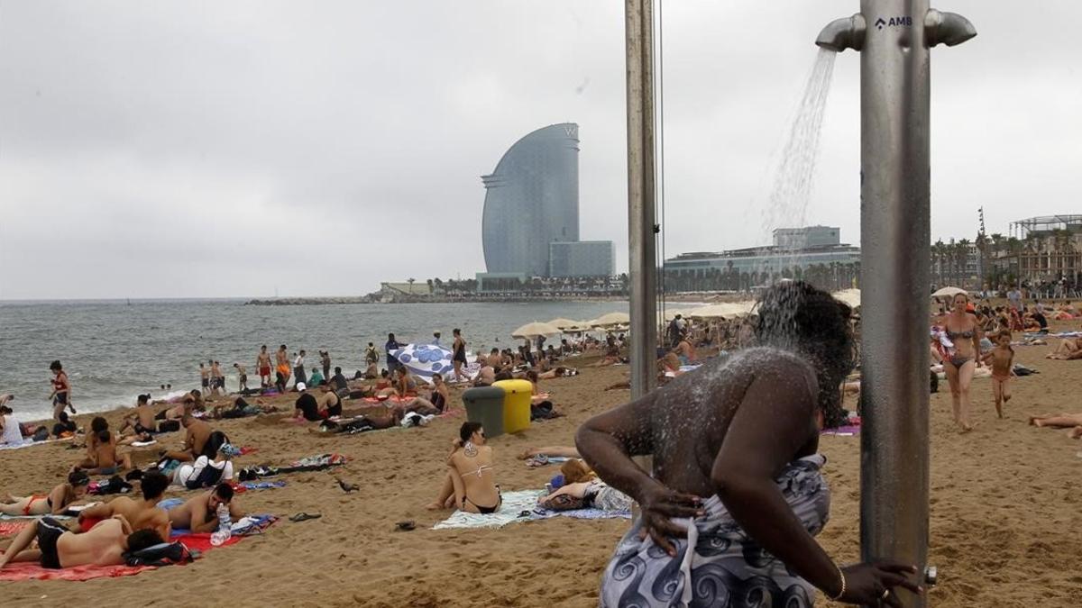 Una mujer se refresca en la playa de la Barceloneta el pasado día 2 de agosto.