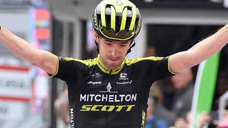 Mikel Nieve celebra una victoria de etapa en el pasado Giro.