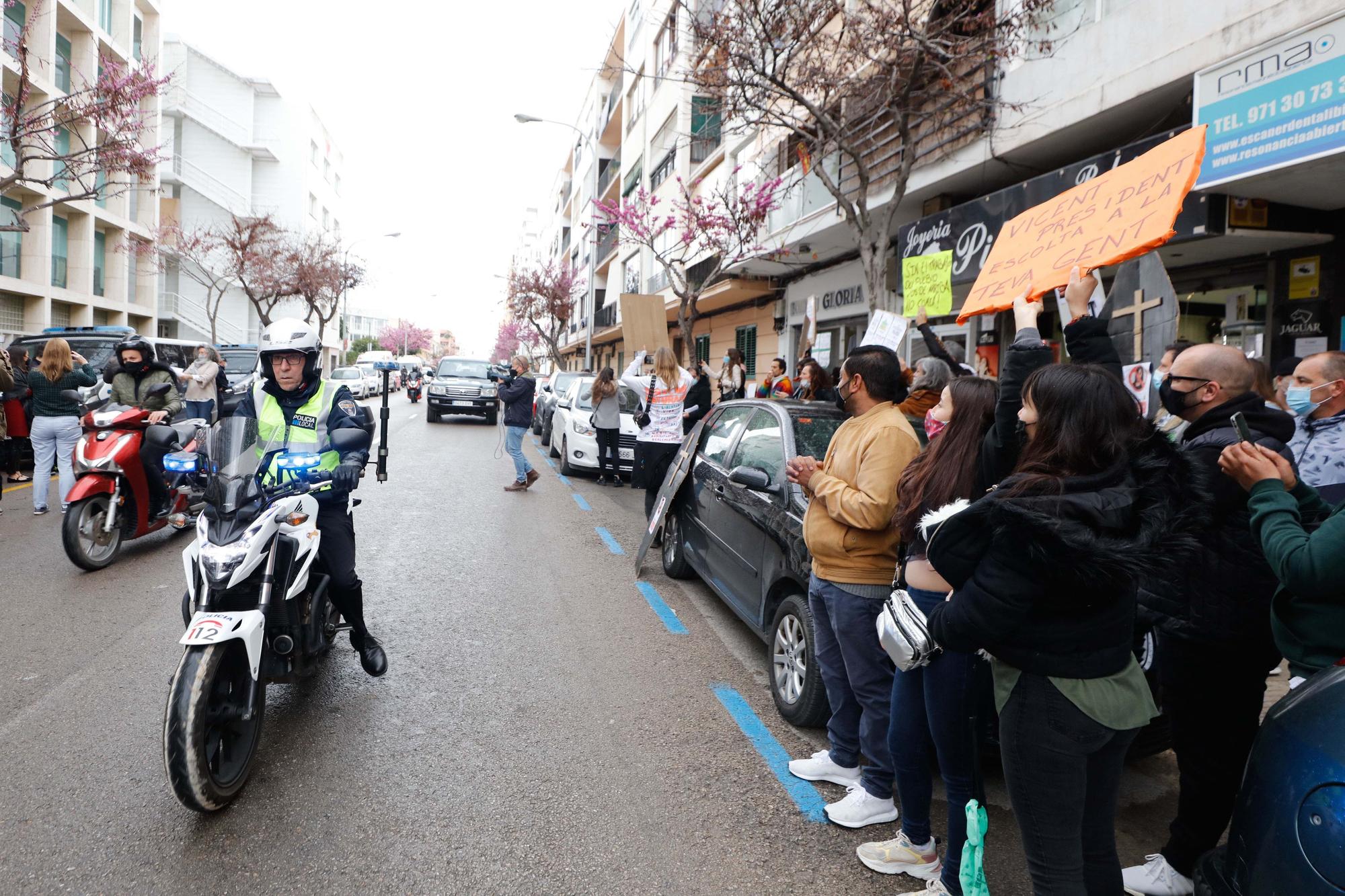 La manifestación motorizada de las patronales de Ibiza congrega a 120 vehículos