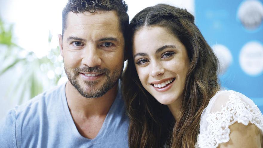 David Bisbal, con la actriz y cantante argentina Tini Stoessel, con quien canta.