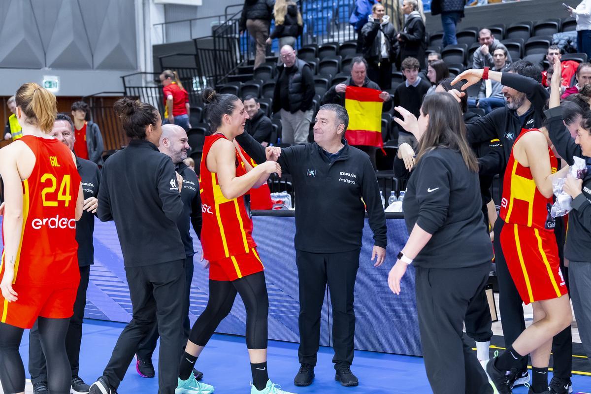 Jugadoras de España con su nuevo seleccionador, Miguel Méndez, en el clasificatorio para el Eurobasket.