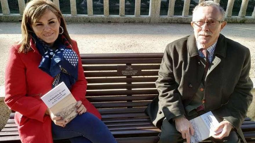 Digna Rivas y el escritor Manuel Puga, en el banco dedicado a Pier María Baldi. // FdV