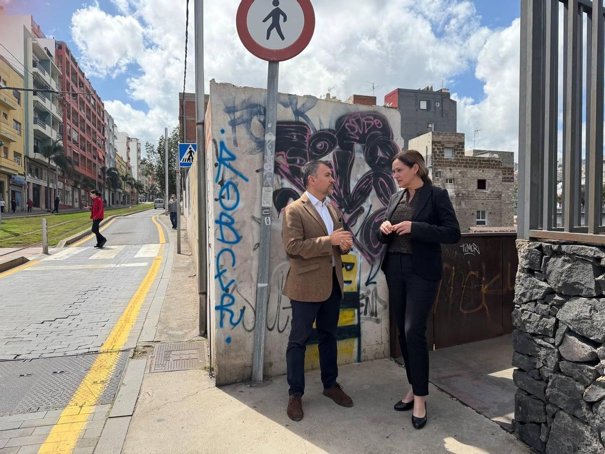 El alcalde de Santa Cruz y la edil de Urbanismo visitan la zona del puente Zurita.