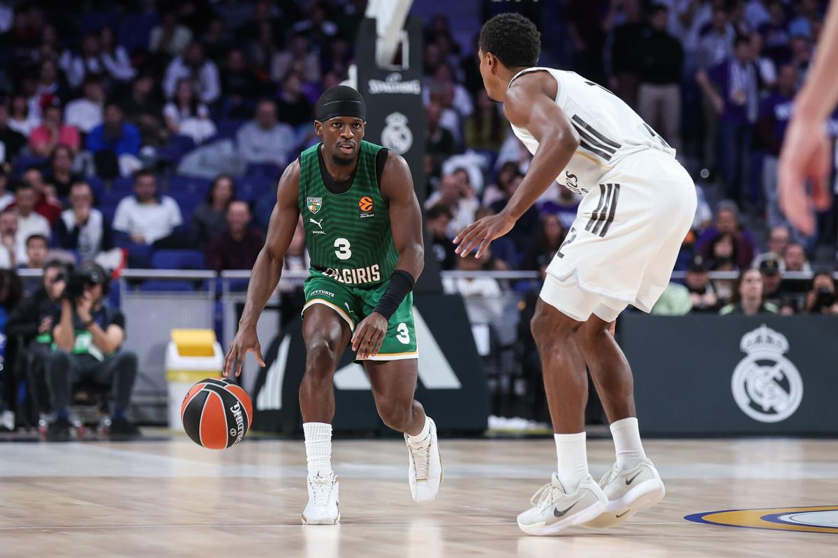 20/11/2025 Sylvain Francisco of Zalgiris Kaunas and Theo Maledon of Real Madrid in action during the Turkish Airlines EuroLeague Regular Season Round 12 match between Real Madrid and Zalgiris Kaunas at Movistar Arena on November 20, 2025 in Madrid, Spain. DEPORTES Irina R. Hipolito / AFP7 / Europa Press