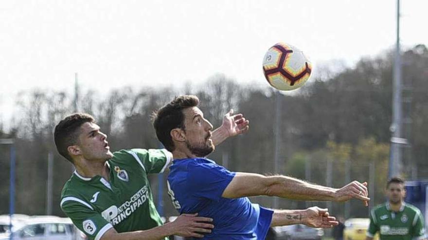 Toché protege el balón ante Ángel, juvenil del Covadonga, ayer en El Requexón.