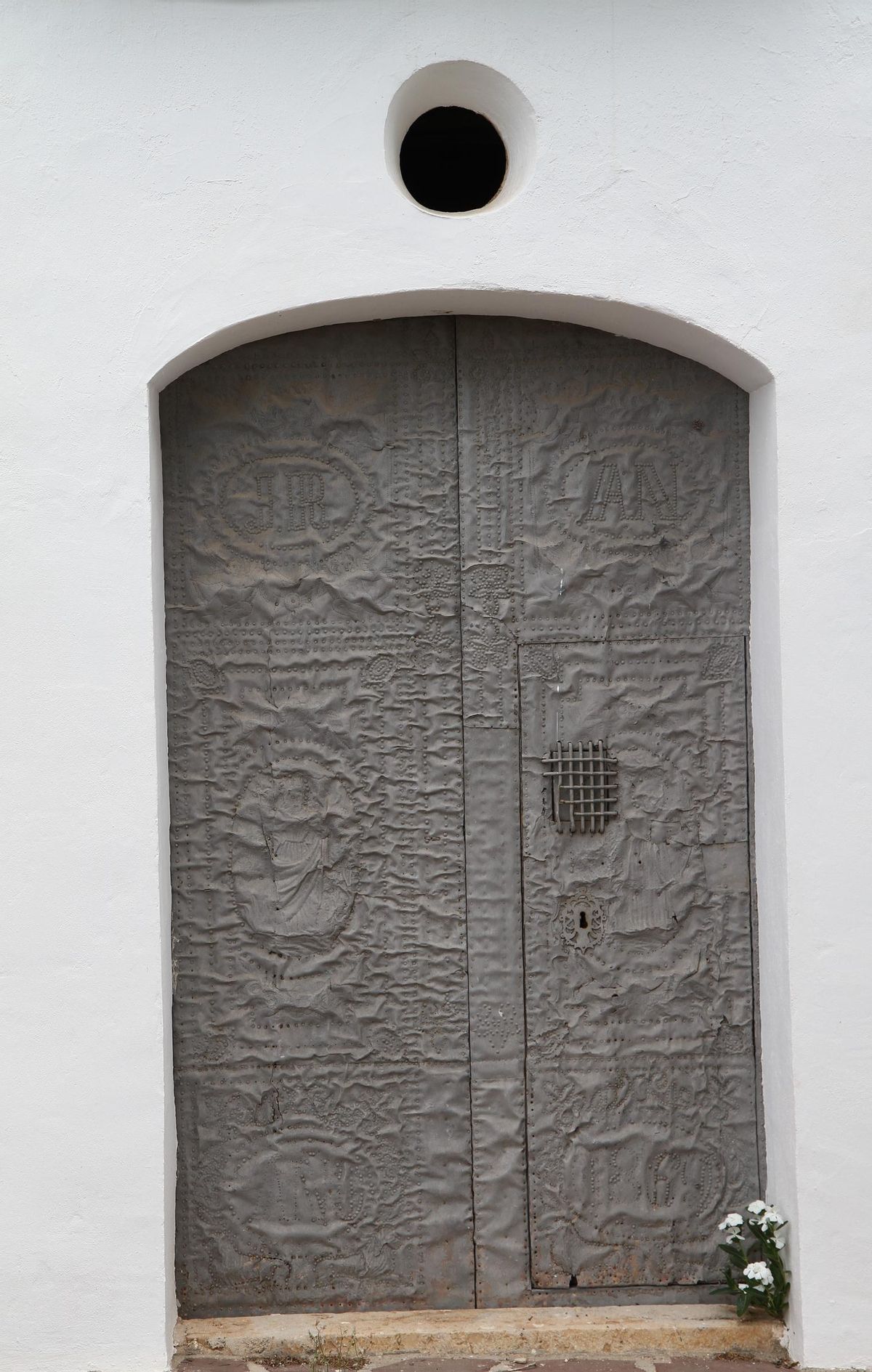 La puerta de la ermita está revestida con láminas de zinc