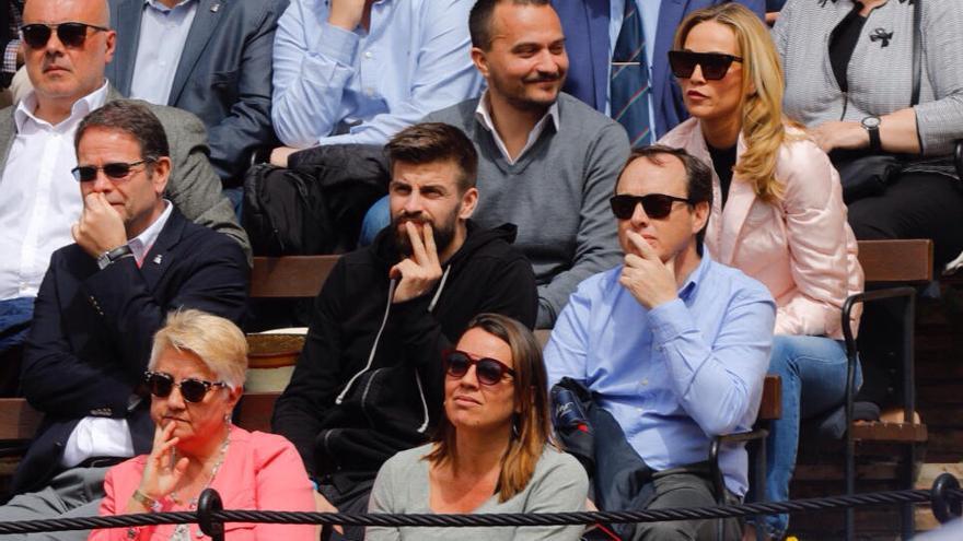 Gerard Pique, ayer en la grada de la plaza de toros de València.