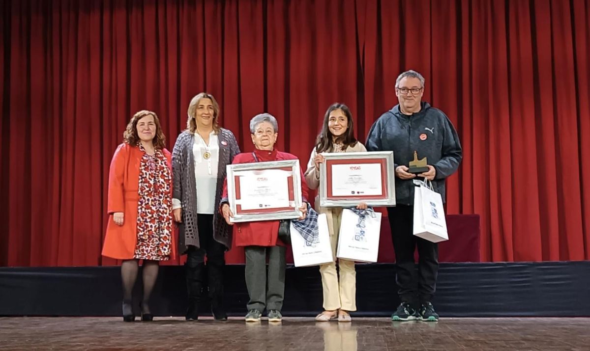 Foto de familia tras el homenaje a las actrices.