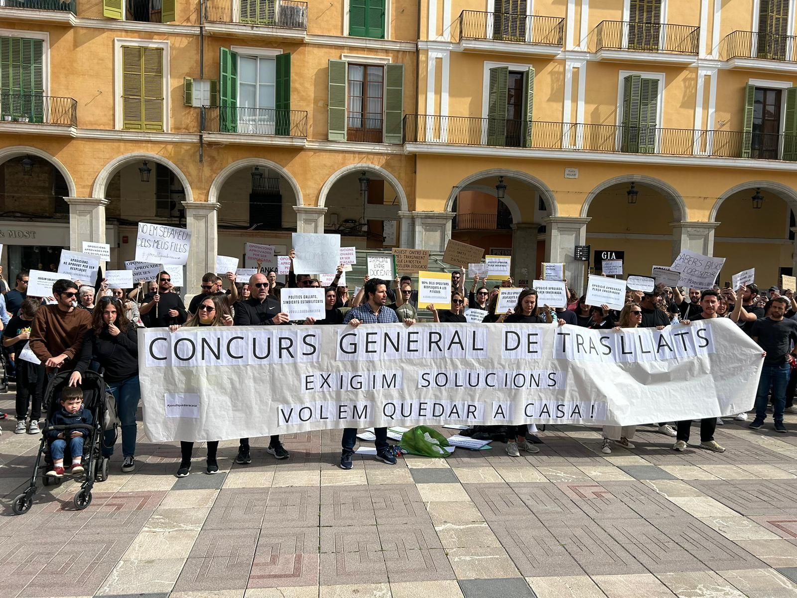 Unas 200 personas exigen al Govern "soluciones reales" para opositores afectados por el concurso de traslados docentes