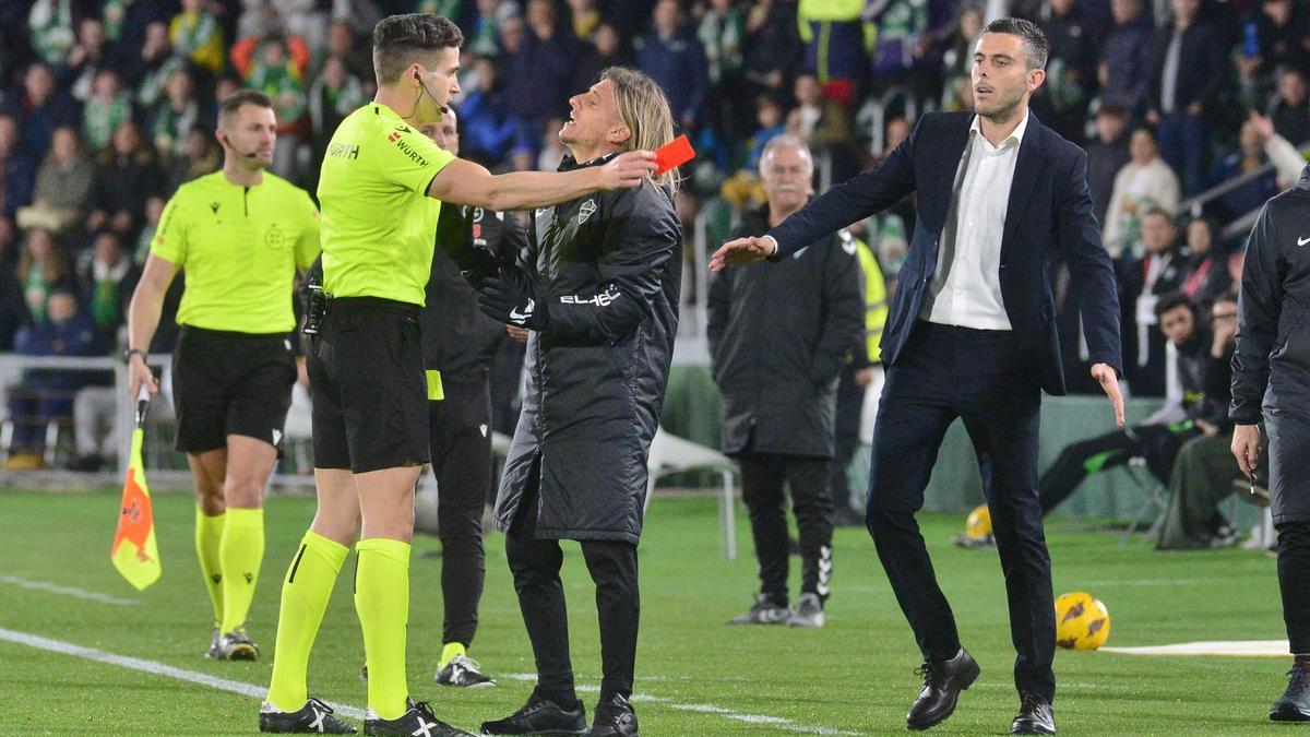 El colegiado del encuentro después de mostrarle la tarjeta roja al utillero Greg Beranger