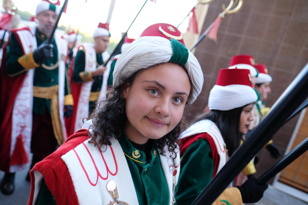 La Entrada y la Retreta abren los Moros y Cristianos de Sax