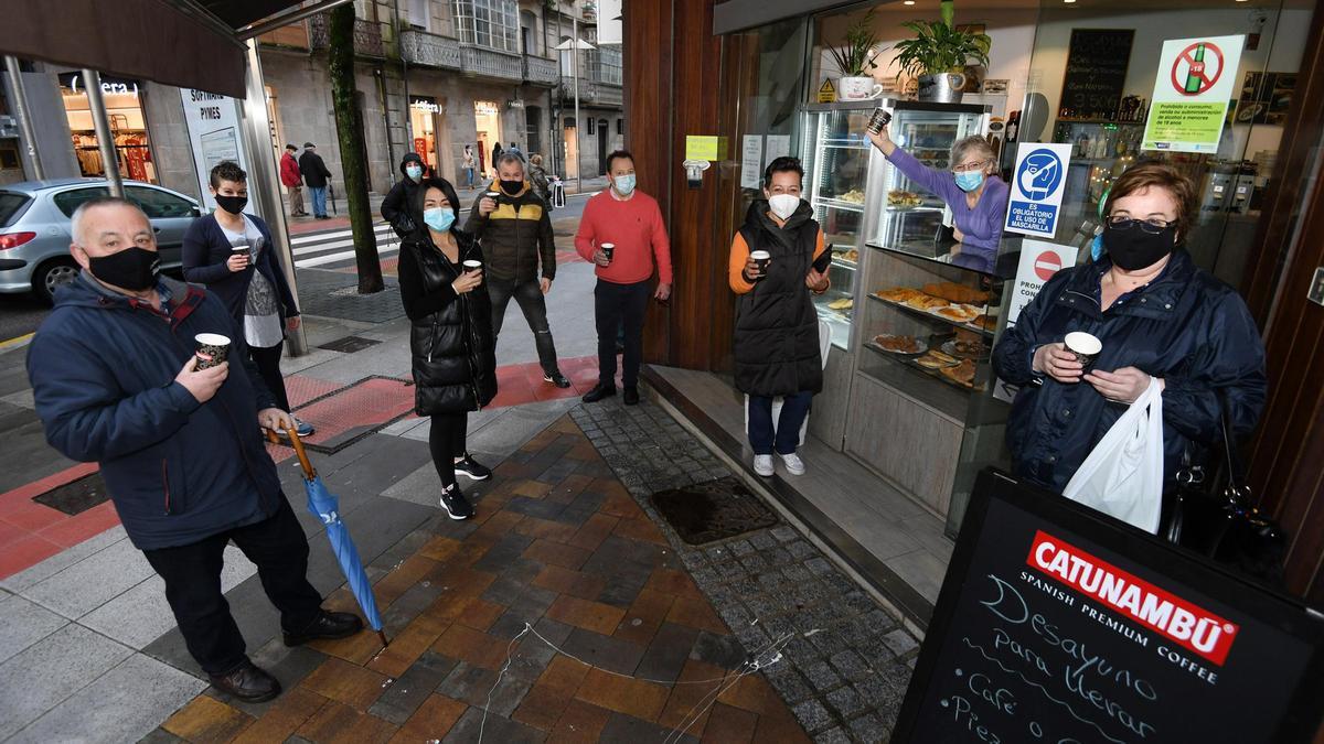 Comerciantes, trabajadores y vecinos del entorno de Benito Corbal ante la cafetería Silathe, a la que acuden a diario