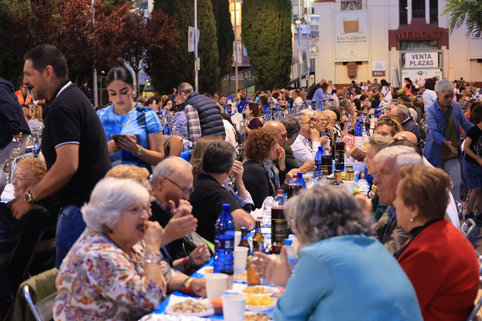 Búscate en la galería de fotos del 'sopar de pa i porta' en las fiestas de Almassora