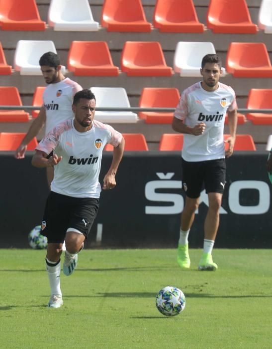 Anil Murthy, atento al entrenamiento del Valencia