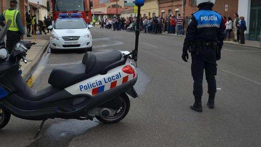 Un policía local en el barrio de Santa Clara.