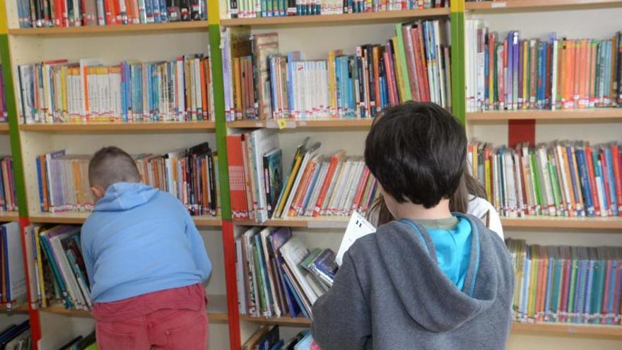 Niños en una biblioteca escolar.