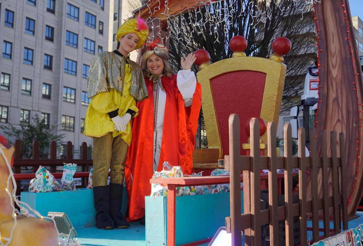 Mucho colorido y más caramelos en la Cabalgata de los Reyes Magos en Vigo