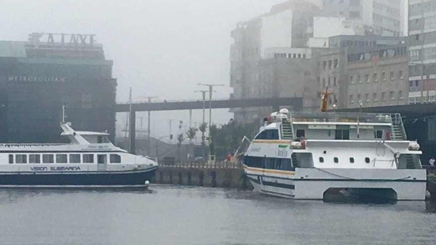 Mar de Ons atraca ahora el Mar Vigo en la dársena de remolcadores para evitar actos vandálicos. // A. Otero