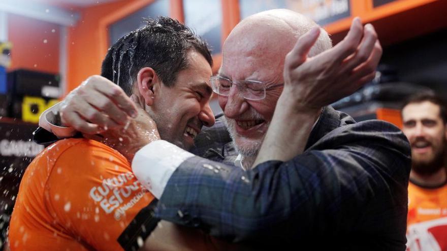 Rafa Martínez y Juan Roig celebran la Eurocup en el vestuario.