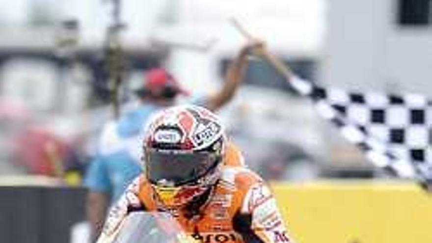 Márquez se lleva la «pole» frente a un gran Lorenzo