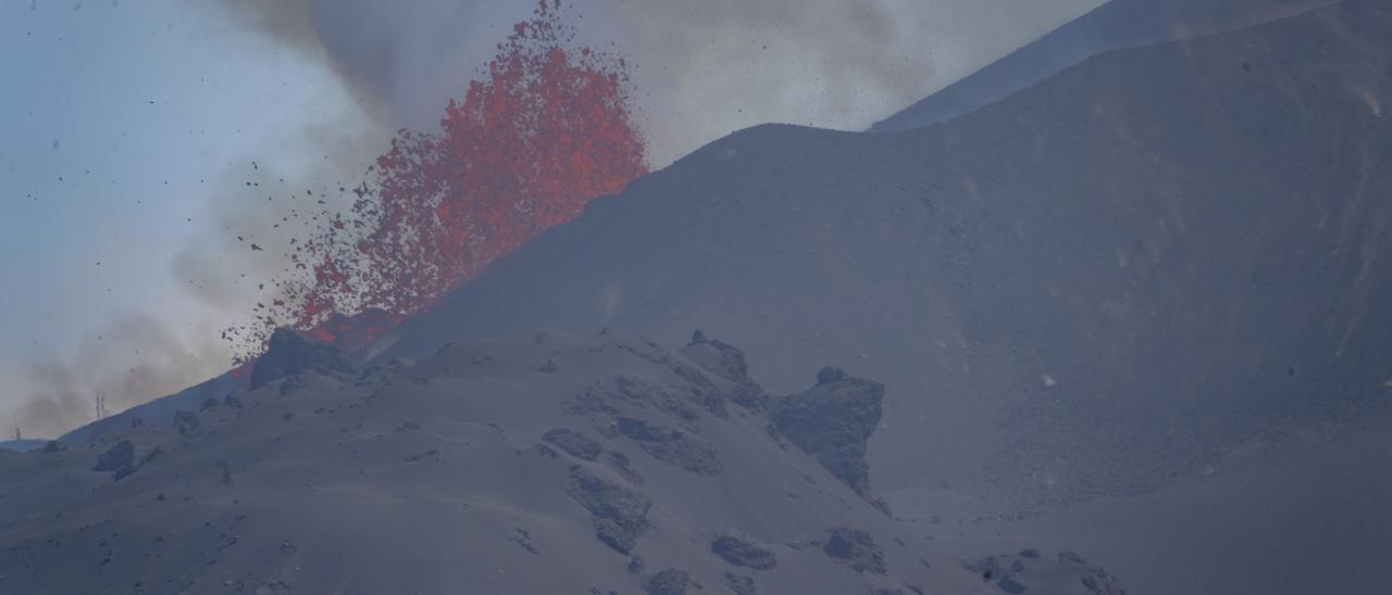 Dos nuevas coladas de lava avanzan imparables en La Palma