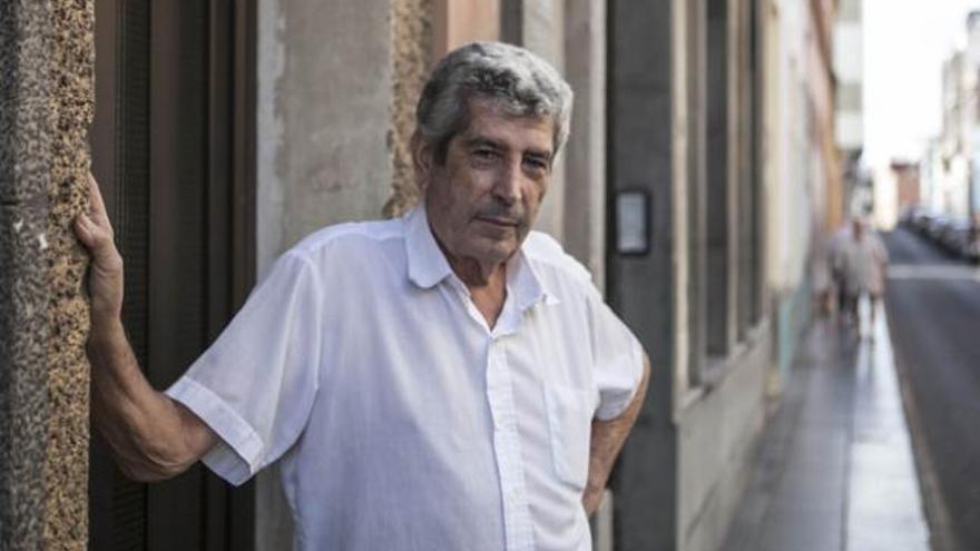 Domingo López, en la calle Palmar, en la que nació en 1942. | josé carlos guerra
