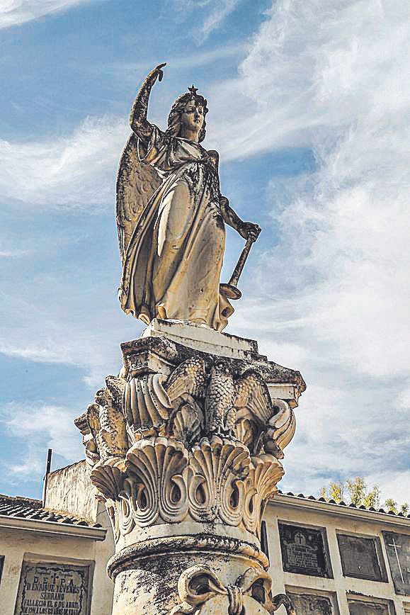 Ángel de la tumba de Lagartijo en el cementerio de La Salud..jpg