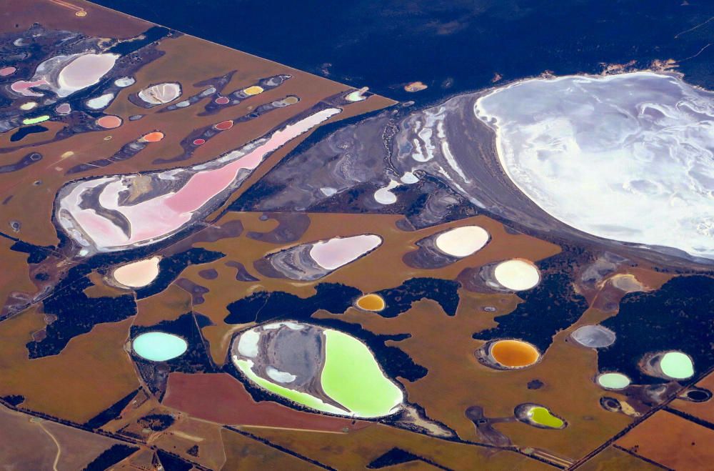 Salinas en formación en las áreas agrícolas de la región oeste de Australia.