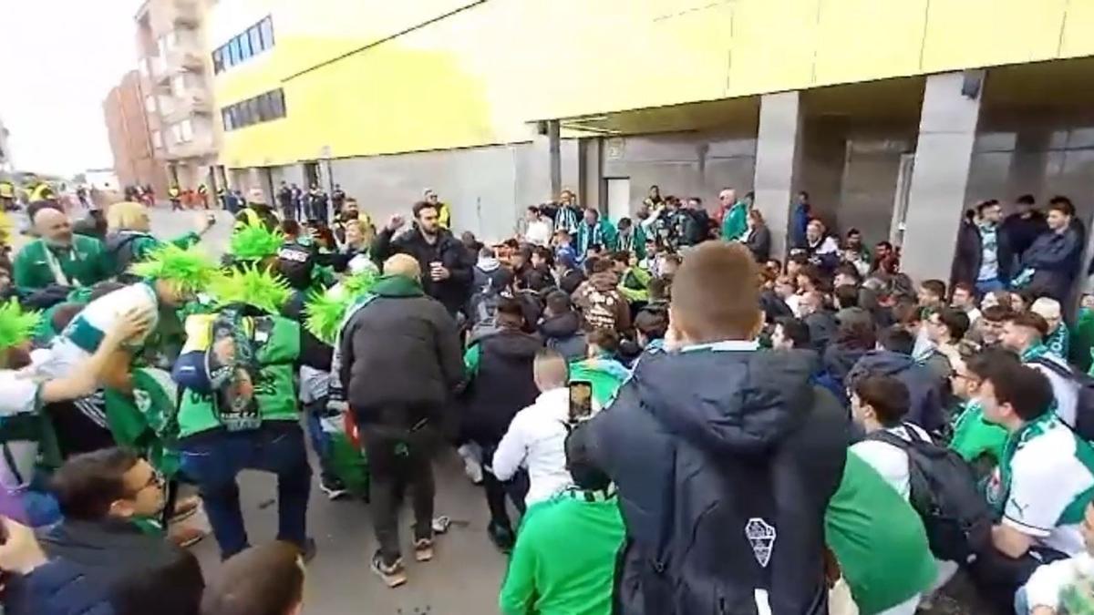 La afición del Elche CF empieza a llenar las calles de Villarreal