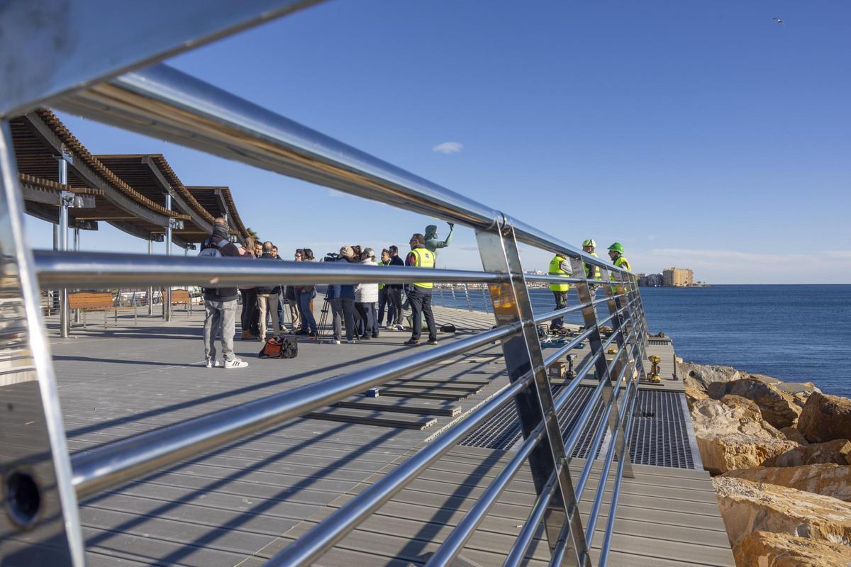 Torrevieja reabre un primer tramo del dique de Levante