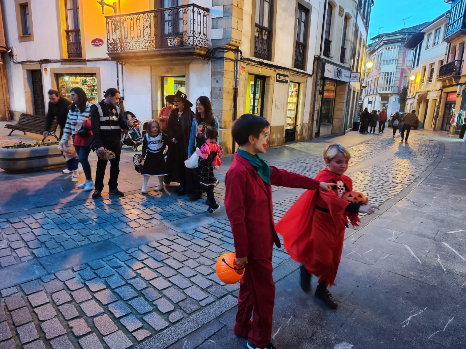 'Truco o trato': brujas, vampiros y fantasmas invaden Villaviciosa en una tarde terrorífica
