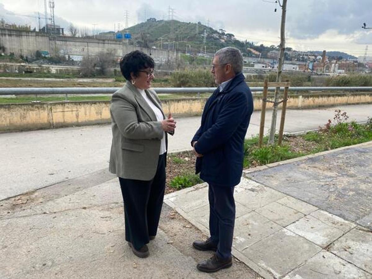 La alcaldesa de Santa Coloma, Mireia González, y el secretario de Estado de Medio Ambiente, Hugo Morán, frente al parque fluvial del Besòs