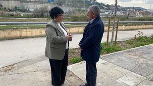 La alcaldesa de Santa Coloma, Mireia González, y el secretario de Estado de Medio Ambiente, Hugo Morán, frente al parque fluvial del Besòs