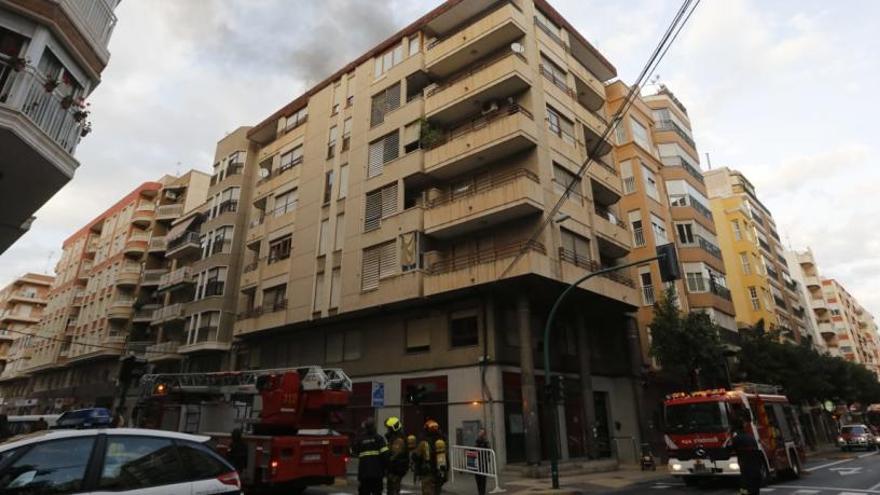 Los bomberos actúan en la zona en la que se ha producido el incendio