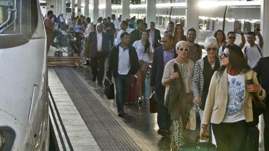 Viajeros llegan a la estación de Alicante en una imagen de archivo