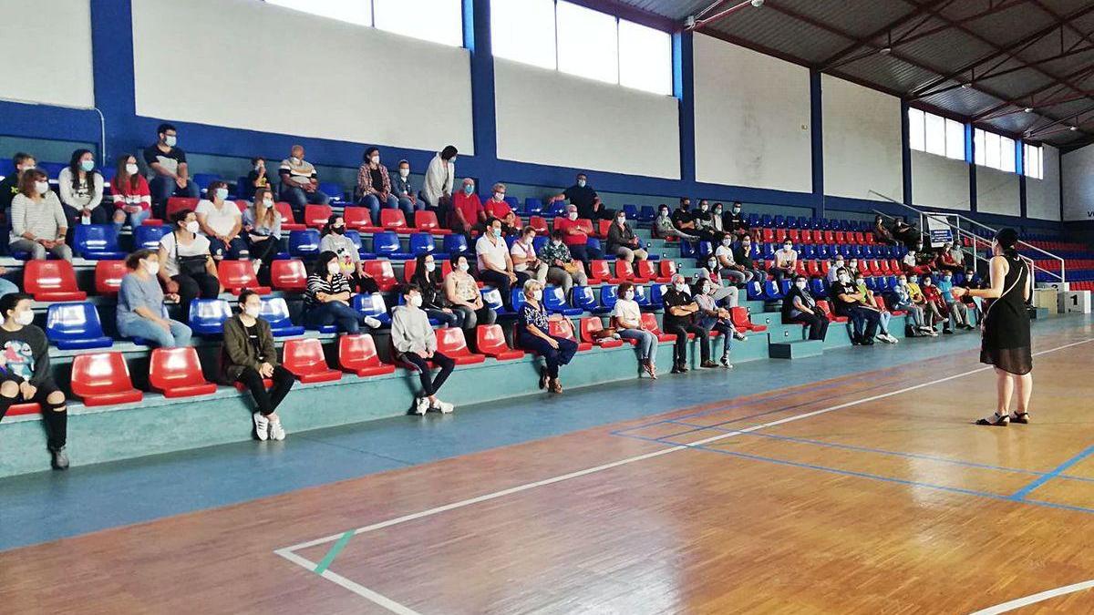 Reunión de los vecinos de Crecente para recoger firmas urgiendo pediatra en el centro médico.