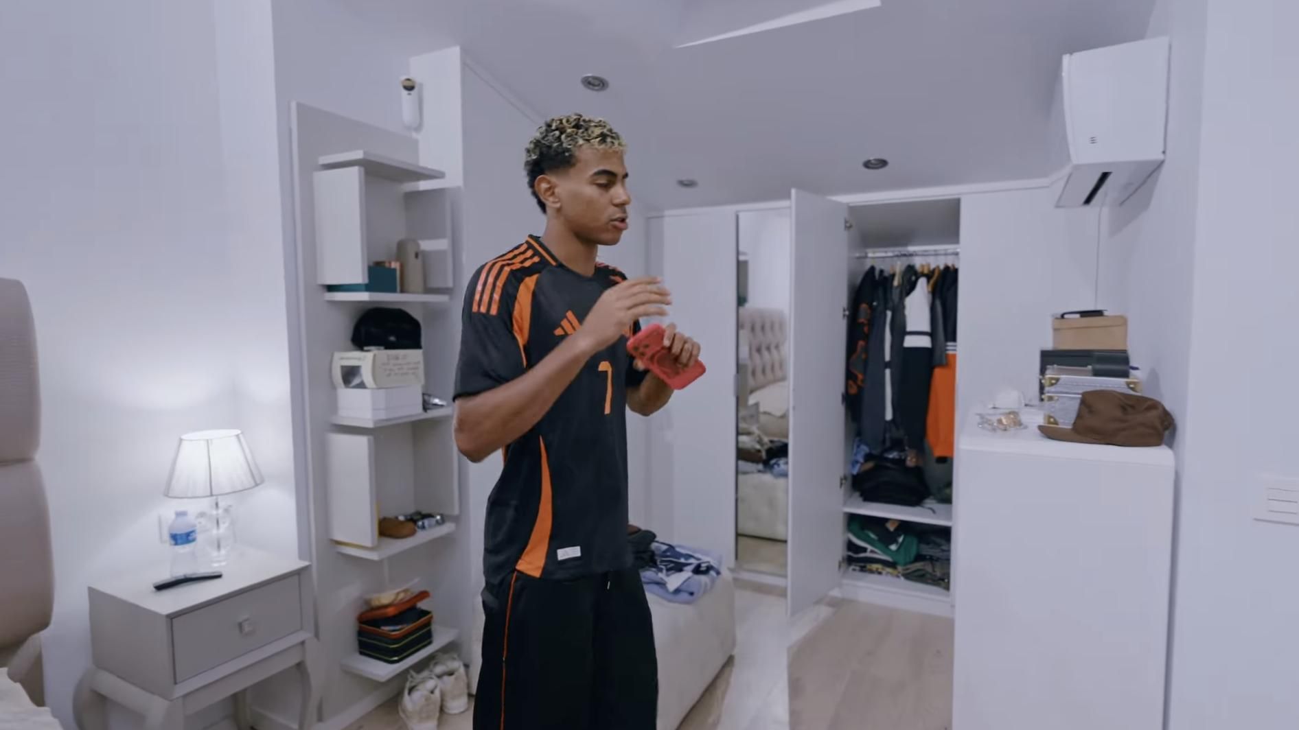 La habitación de Lamine Yamal cuenta también con baño propio y especie de vestidor