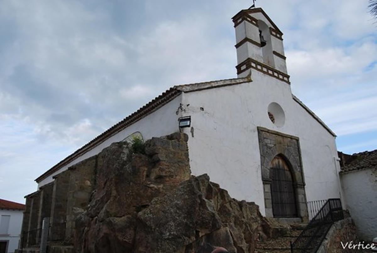 La ermita de la Virgen del Castillo, con los restos adosados del castillo.