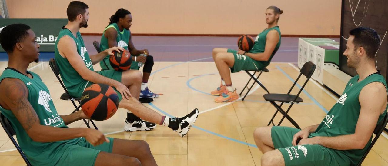 Carter, Kravish, Perry, Osetkowski y Kalinoski, durante el «Día con los medios» celebrado ayer en la pista auxiliar del Palacio Martín Carpena.