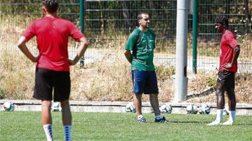 Arnau Sala, al fons, segueix preparant la temporada al costat dels seus joves futbolistes.