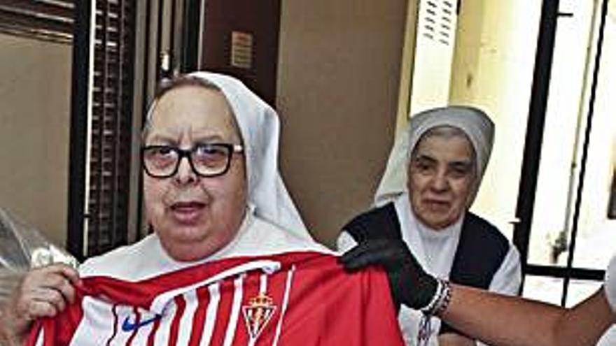 Una religiosa, con una camiseta del Sporting. | I. C.