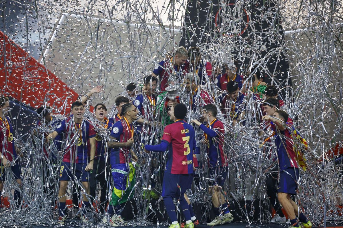 Los jugadores del FC Barcelona celebran la conquista de la Supercopa de España sobre el Madrid en Yeda, Arabia Saudí.