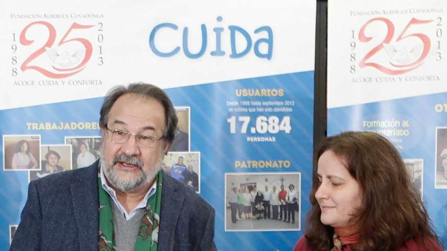 Armando Álvarez entrega el cheque a Cristina Avella.