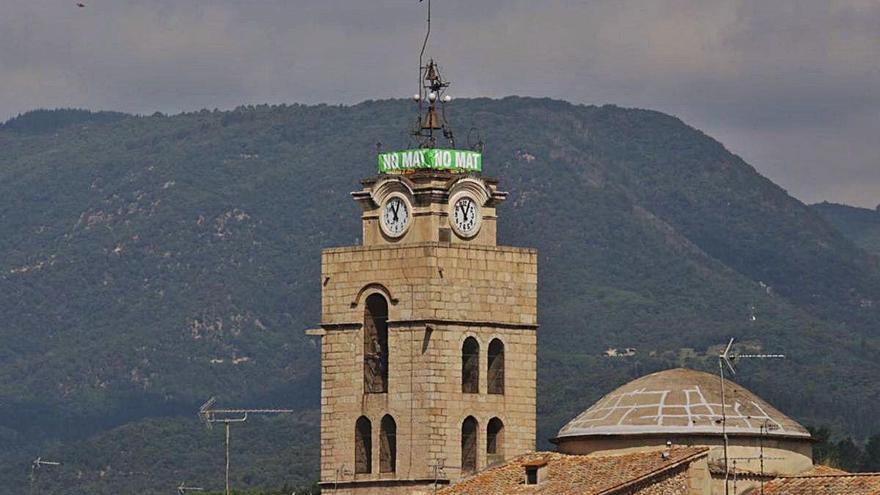 Les pancartes penjades al campanar de Santa Coloma.