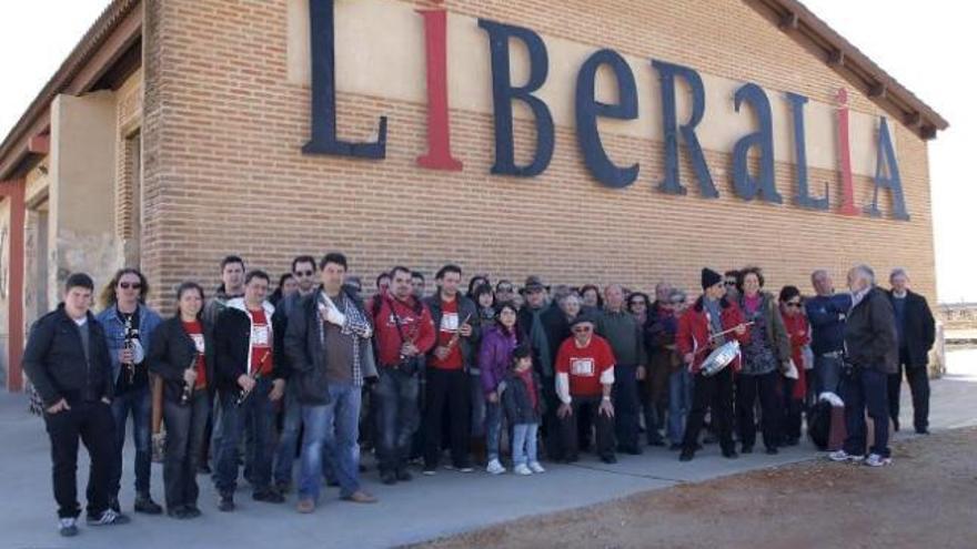 La Escuela de Dulzaina y Tamboril de Aluche muestra su maestría     en Liberalia